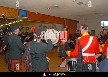 Rimembranza giorno a raccogliere a Parksville British Legion BC Isola di Vancouver in Canada Foto Stock