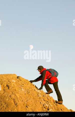 Una donna rimescolamento nel Lake District Cumbria Regno Unito Foto Stock