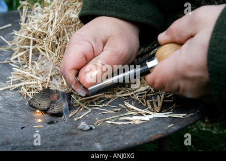 Un incendio-making dimostrazione utilizzando tecniche tradizionali. Foto Stock