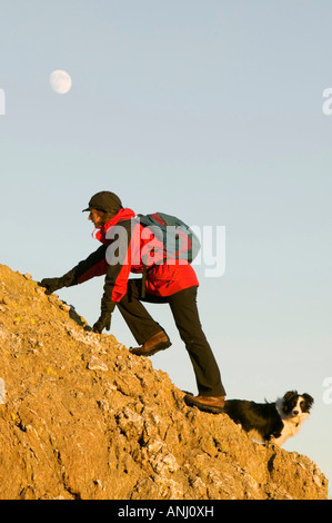 Una donna rimescolamento nel Lake District Cumbria Regno Unito Foto Stock