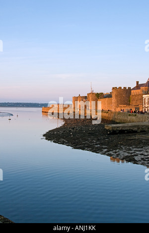 Sunsetting sulle mura della città a Caernarfon guardando verso il Menai Strait. Foto Stock