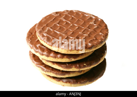 Pila o Stack mucchio di cioccolato al latte biscotti digestivi isolata contro uno sfondo bianco con un tracciato di ritaglio e nessun popolo Foto Stock