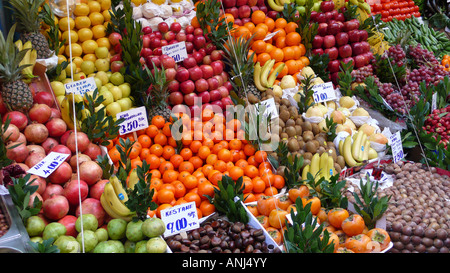 Bancarella di mercato che vende frutta a Kadikoy sul lato asiatico di Istanbul, Turchia Foto Stock