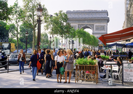 Cafe sugli Champs Elysees con Arc de Triomphe a Parigi Foto Stock