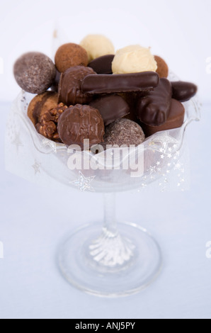 Cioccolatini di lusso in un'annata del contenitore in vetro Foto Stock