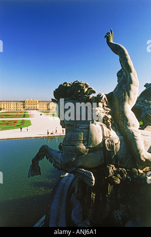 La fontana di Nettuno presso il Palazzo di Schönbrunn a Vienna Austria Foto Stock