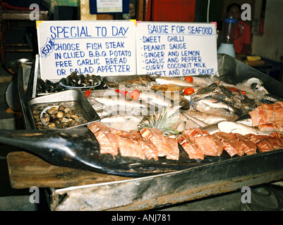 Piatti a base di frutti di mare freschi sul display al di fuori di un ristorante Isola di Phi Phi Krabi Thailandia Foto Stock