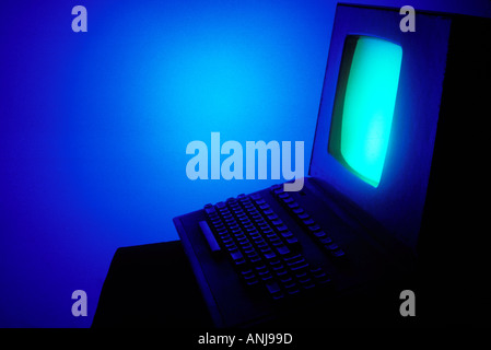 Computer con schermo verde in camera blu Foto Stock