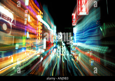 Luci al neon in moto in Tokyo Giappone Foto Stock