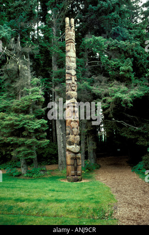 AK Alaska Sitka National Historic Park totem pole nella foresta di pioggia foresta pluviale Native American arts Indian intaglio intaglio del legno Foto Stock