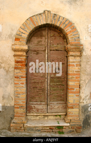 Tipicamente non ripristinati ,affascinante, la vecchia porta a Offida,Le Marche,Italia Foto Stock