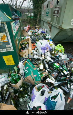 Una full bottle bank traboccante di bottiglie per essere riciclato Ambleside Regno Unito Foto Stock