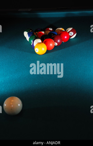 Tavolo da biliardo impostato per un gioco Foto Stock