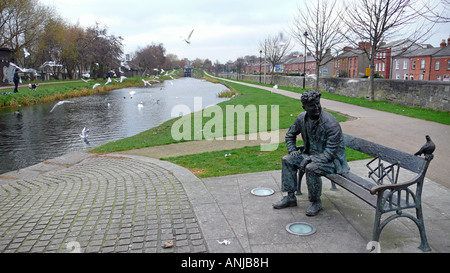 2003 statua di bronzo di Brendan Behan sul canale reale vicino a Dorset St, Dublino, scolpita da John Coli Foto Stock