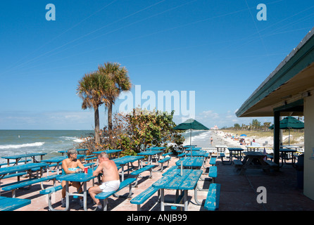 Spiaggia e beachfront cafe a passare una griglia, St Pete Beach, costa del Golfo della Florida, Stati Uniti d'America Foto Stock