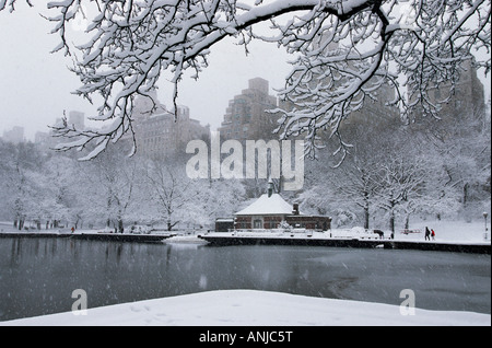 New York City, Central Park, scena della neve. Boat Pond Conservatory Water Boathouse. Bacino nautico. Paesaggio invernale di New York USA Foto Stock