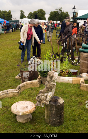 Hertfordshire Knebworth House Salvo bonifica architettonico equo per i visitatori in cerca di oggetti per la vendita Foto Stock