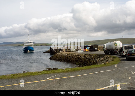 Traghetto tra Yell e Unst entra Gutcher Harbour su Yell Isole Shetland Foto Stock