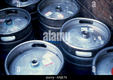 Barili di birra nel cortile di un pub di Londra Foto Stock