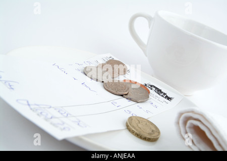 Lasciare una mancia in un ristorante Foto Stock