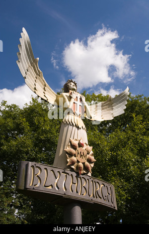 Regno Unito Suffolk Blythburgh village Gordon Chaplins Angelo dell'East Village segno Foto Stock