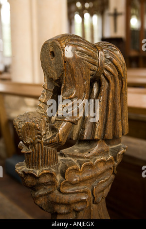 Regno Unito Suffolk Blythburgh Villaggio Chiesa di Tutti i Santi decapitati pew fine figura nella raccolta del mais Foto Stock