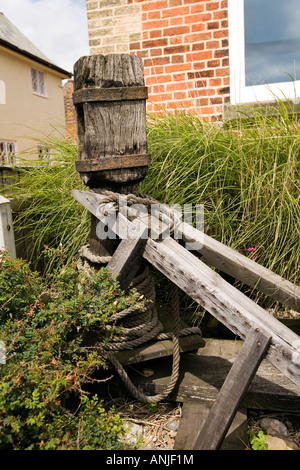 Regno Unito Suffolk Southwold vecchia barca in legno argano nel giardino di marinai Sala lettura Foto Stock