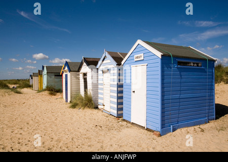 Regno Unito Suffolk Southwold Beach dipinto luminosamente beach capanne in dune di sabbia Foto Stock