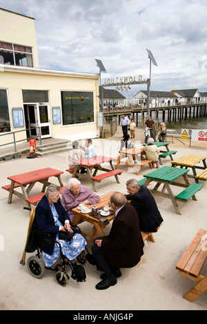 Regno Unito Suffolk Southwold persone aventi una bevanda di tè in ingresso al molo Foto Stock