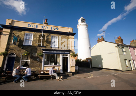 Regno Unito Suffolk Southwold Victoria Street faro sollevandosi al di sopra di Sole Bay Inn Foto Stock