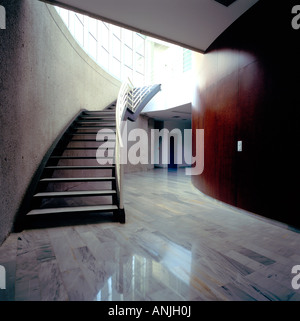Vista di un eclettico scala all'interno di un edificio per uffici Foto Stock