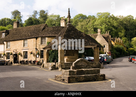 Regno Unito Wiltshire Castle Combe village Market Place burro cross Castle Inn e croce di mercato Foto Stock