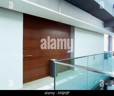 Vista di un eclettico corridoio all'interno di un edificio per uffici Foto Stock