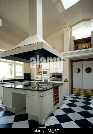 Vista di una cappa di grandi dimensioni al di sopra di un contatore di una cucina Foto Stock