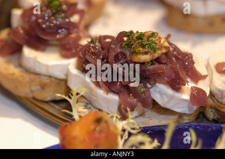 Camembert con cipolla caramellata e noci Foto Stock