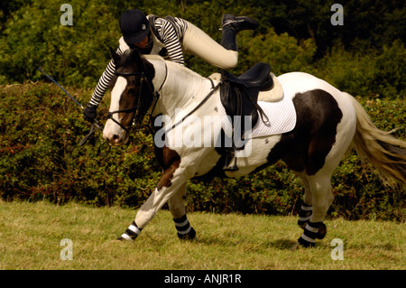 Rider essendo generata dalla caduta di cavallo a metà in aria Foto Stock