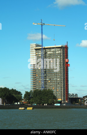 Greenwich Fiume Tamigi waterside alto edificio di appartamenti ristrutturati Londra Inghilterra REGNO UNITO Foto Stock