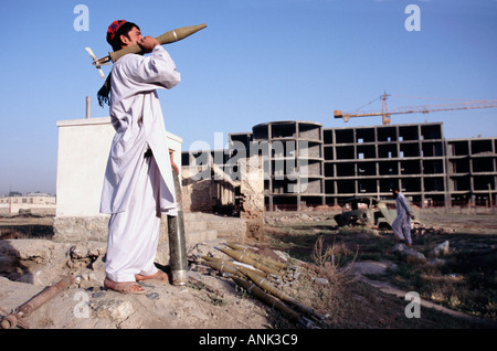 Man tenere fino a U X o su un sito di costruzione strada Darulaman Afghanistan Kabul Foto Stock