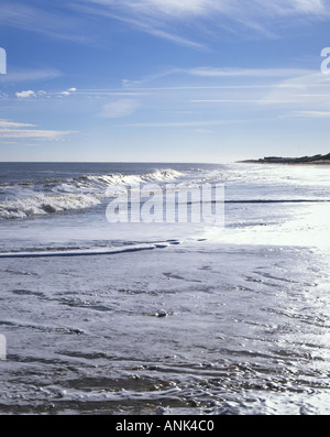 Vista litorale della spiaggia di Caister su un luminoso winter s mattina Foto Stock