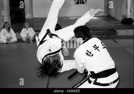 Maestro, Young Kim dimostra una Hanmudo buttare a UK nel lancio di nuovi coreano arti marziali sistema nel 1992. Foto Stock