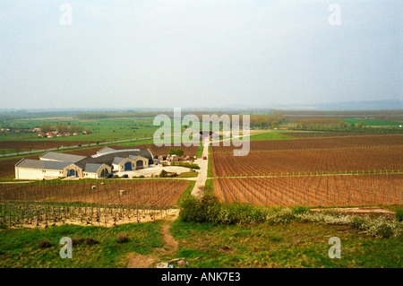 La cantina Disznoko in Tokaj: il famoso trattore garage costruito nel tipico ungherese stile organico in background, con vigneti. A sinistra, la cantina edificio stesso Foto Stock