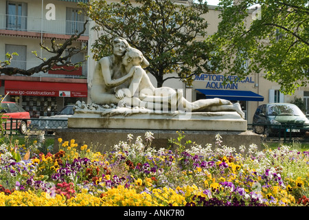 Statua in estate tempo di vita circondato da fiori di primavera Marmande Lot et Garonne Francia Foto Stock