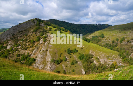 Vista dal vertice di Thorpe Cloud verso Bunster collina vicino Dovedale nel Parco Nazionale di Peak District Derbyshire Inghilterra Foto Stock