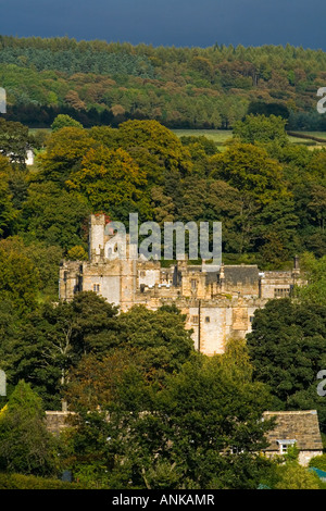 Vista di Haddon Hall vicino a Bakewell nel Parco Nazionale di Peak District DERBYSHIRE REGNO UNITO Inghilterra un secolo XII medieval Manor House Foto Stock