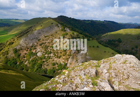 Vista dal vertice di Thorpe Cloud verso Bunster collina vicino Dovedale nel Parco Nazionale di Peak District Derbyshire Inghilterra Foto Stock