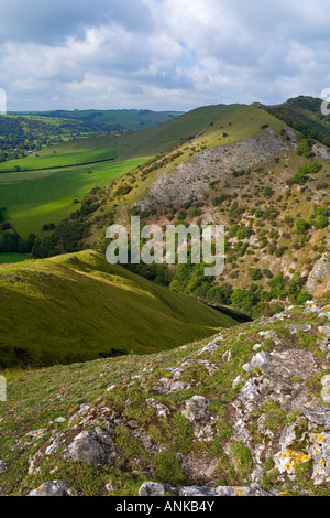 Vista dal vertice di Thorpe Cloud verso Bunster collina vicino Dovedale nel Parco Nazionale di Peak District Derbyshire Inghilterra Foto Stock