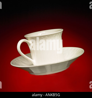 White tazza da caffè su sfondo rosso borgogna Foto Stock