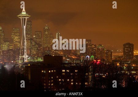 Il centro cittadino di Seattle di notte, Washington, USA, America del Nord. Foto Stock