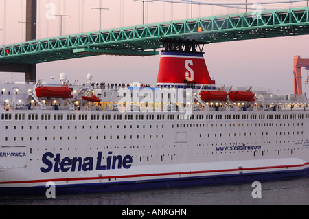 Nave da crociera sotto il ponte di Göteborg, Svezia Foto Stock