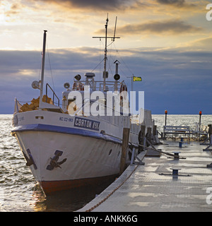 Piccola barca in attesa per il suo equipaggio Foto Stock
